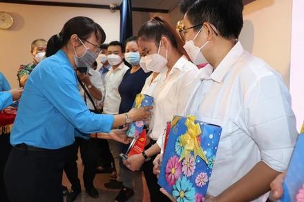 Đại diện lãnh đạo Liên đoàn Lao động Thành phố Hồ Chí Minh khen thưởng các đảng viên công nhân tiêu biểu.