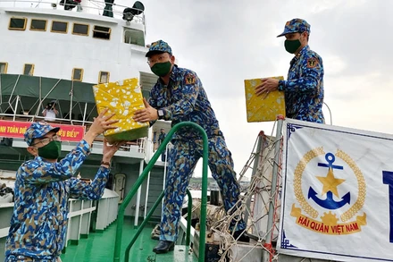 Các chiến sĩ chuyển hàng hóa, quà Tết lên tàu Trường Sa 19 để vận chuyển đến các nhà giàn DK1. 