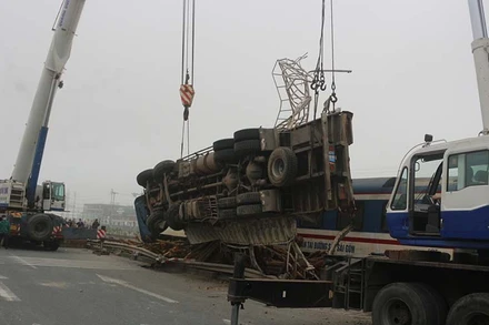 Hiện trường vụ va chạm giữa tàu hỏa và ô-tô tải.