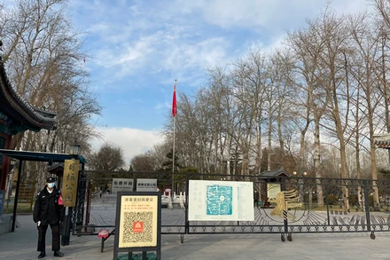 Kiểm soát người ra vào ở Công viên Nhật Đàn (thành phố Bắc Kinh, Trung Quốc). (Ảnh: HỮU HƯNG)