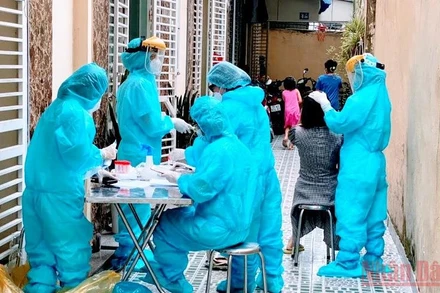 Lấy mẫu xét nghiệm Covid-19 cho công nhân tại các khu nhà trọ trên địa bàn Hải Phòng.