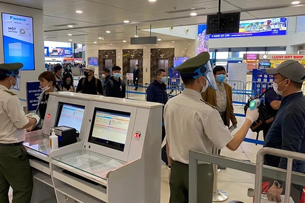 Hành khách làm thủ tục hàng không tại sân bay Nội Bài.