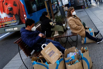 Người dân Tây Ban Nha tranh thủ mua sắm trong đợt giảm giá mùa đông ở Madrid, Tây Ban Nha, ngày 11/1/2022. (Ảnh: REUTERS)