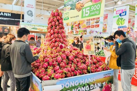 Hệ thống siêu thị Big C, Tops Market và Go! triển khai chương trình hỗ trợ nông dân tiêu thụ thanh long. (Ảnh: Tập đoàn Central Retail cung cấp)