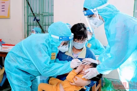 Lấy mẫu xét nghiệm Covid-19 cho trẻ em.