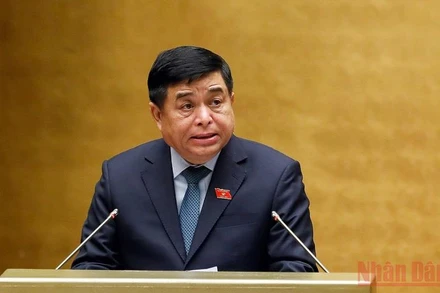 Bộ trưởng Kế hoạch và Đầu tư Nguyễn Chí Dũng trình bày Tờ trình về dự thảo Nghị quyết của Quốc hội về chính sách tài khóa, tiền tệ để hỗ trợ Chương trình phục hồi và phát triển kinh tế-xã hội. (Ảnh: Duy Linh)