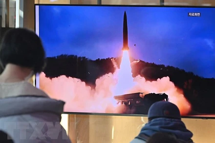 Người dân theo dõi qua truyền hình ở nhà ga Seoul (Hàn Quốc) về vụ phóng thử vật thể được cho là tên lửa đạn đạo của Triều Tiên, ngày 30/1. (Ảnh: AFP/TTXVN)