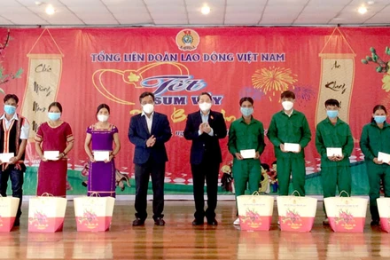 Phó Chủ tịch Quốc hội Nguyễn Đức Hải trao quà tặng người lao động nhân dịp chuẩn bị đón Tết cổ truyền của dân tộc.