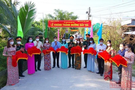 Khánh thành tuyến đường Dãy Ba tại xã Thạnh Quới, huyện Vĩnh Thạnh nhân dịp Tết quân dân năm 2022. (Ảnh: NGUYỄN THẮNG)