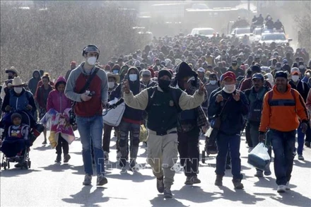 Người di cư Trung Mỹ trong hành trình tới Mỹ tại Puebla, Mexico, ngày 9/12/2021. (Ảnh: THX/TTXVN)