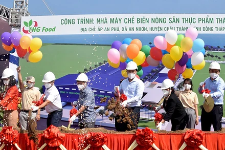 Bí thư Tỉnh ủy Đồng Tháp Lê Quốc Phong, Chủ tịch Ủy ban nhân dân tỉnh Phạm Thiện Nghĩa cùng thực hiện nghi thức khởi công dự án nhà máy.