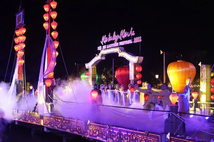 Hội đèn lồng với chủ đề “Chung tay thắp sáng Hội An” vào tối 24/12/2021 tại thành phố Hội An nhằm chào đón năm mới và chào mừng Năm du lịch quốc gia 2022. (Ảnh: Tổng cục Du lịch)