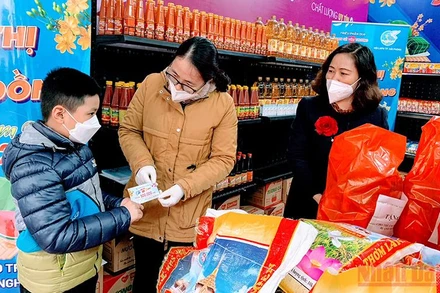 Trao quà Tết tặng trẻ em có hoàn cảnh khó khăn tại "Siêu thị Tết 0 đồng".