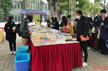 Hội sách giảm giá cuối năm 2020 của AZ Books.