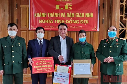 Trao biển bàn giao nhà tình nghĩa đồng đội cho gia đình ông Mùi Văn Tuần.