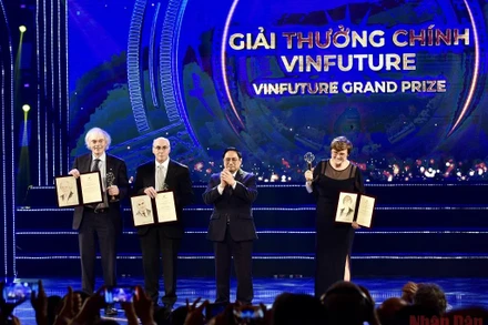 Thủ tướng trao giải thưởng VinFuture cho ba nhà khoa học phát minh công nghệ mRNA. Ảnh: TRẦN HẢI