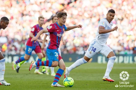 Gavi nỗ lực rê bóng trong vòng vây 2 cầu thủ Real Madrid. (Ảnh: LaLiga)