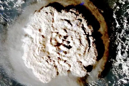 Vụ phun trào núi lửa dưới nước ngoài khơi Tonga được nhìn thấy trong hình ảnh từ vệ tinh Himawari-8 của Nhật Bản ngày 15/1/2022. (Ảnh: Reuters)