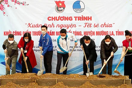Đại diện Thành đoàn, Hội Liên hiệp Thanh niên thành phố Hà Nội, tỉnh Sơn La và các đơn vị liên quan khởi công xây dựng Điểm Trường mầm non Huổi Tóng tại xã vùng cao Chiềng Lao. 