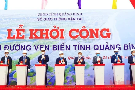 Các đại biểu thực hiện nghi thức khởi công dự án.