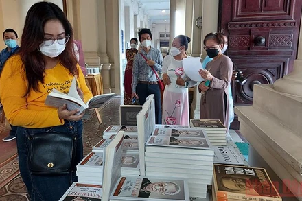 Độc giả tại buổi ra mắt sách “Trần Văn Khê - Trăm năm Tâm và Nghiệp”.