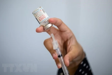 Nhân viên y tế chuẩn bị tiêm vaccine phòng Covid-19 của hãng dược Moderna cho người dân tại New York, Mỹ. (Ảnh: AFP/ TTXVN)