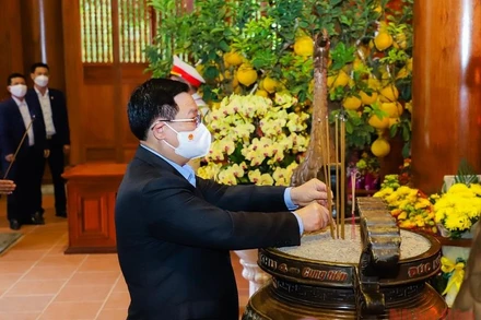 Chủ tịch Quốc hội Vương Đình Huệ dâng hương tưởng niệm Chủ tịch Hồ Chí Minh. (Ảnh: PHẠM BẰNG)