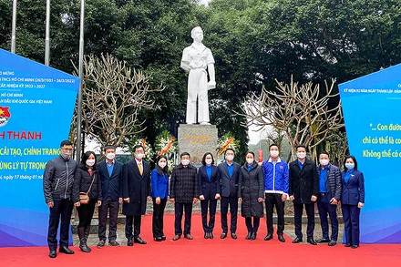 Đại diện lãnh đạo các ban, sở, ngành, đoàn thể khánh thành công trình thanh niên cải tạo tượng đài anh hùng Lý Tự Trọng.