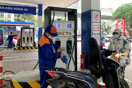 Hoạt động kinh doanh xăng dầu tại cửa hàng xăng dầu số 171 Xuân Thủy (quận Cầu Giấy, Hà Nội) diễn ra bình thường.