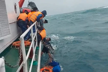 Lực lượng Cảnh sát biển tàu CSB 4032 cứu ngư dân trên tàu QNg 96237 TS bị chìm. 