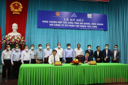 Quang cảnh buổi ký kết.