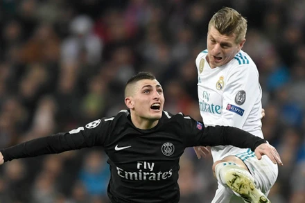 Verratti và Kross, “bộ não” của hai đội bóng va chạm quyết liệt. (Ảnh: Goal)