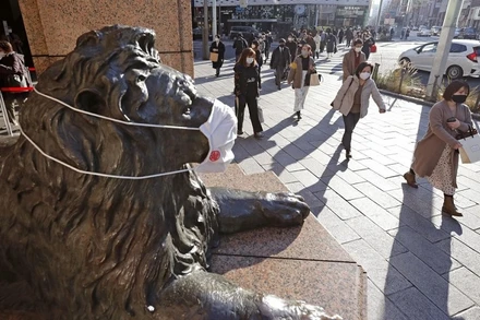 Người dân Nhật Bản tuân thủ các biện pháp phòng dịch nơi công cộng. (Ảnh: Kyodo)