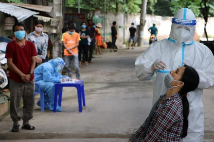 Lấy mẫu xét nghiệm Covid-19 tại thành phố Biên Hòa vào tháng 9/2021.