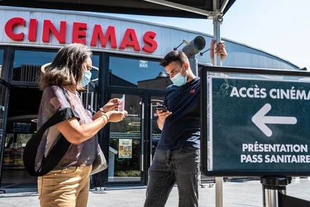 Từ 28/2, Pháp sẽ bỏ quy định đeo khẩu trang bắt buộc trong rạp chiếu phim, nhà hàng... (Ảnh: SUD OUEST)