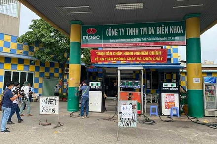 Ngày 20/2, Cửa hàng xăng, dầu của Công ty TNHH thương mại dịch vụ Biên Khoa tại 69/10X Phạm Văn Chiêu, phường 14, quận Gò Vấp, Thành phố Hồ Chí Minh treo biển “hết xăng”. 