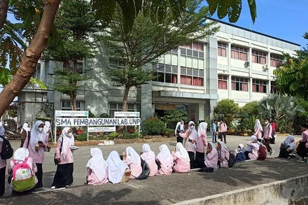 Học sinh một trường tiểu học sơ tán khỏi tòa nhà sau trận động đất mạnh 6,2 độ ở đảo Sumatra, Indonesia ngày 25/2/2022. (Ảnh: Antara) 