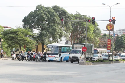 Người tham gia chấp hành hành tín hiệu đèn giao thông là thể hiện văn hóa giao thông. (Ảnh: Ủy ban ATGT quốc gia)