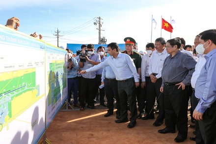 Thủ tướng Phạm Minh Chính nghe đơn vị thi công dự án sân bay Long Thành báo cáo về tổng thể quy hoạch, tiến độ thi công các hạng mục. (Ảnh: Nhật Bắc)