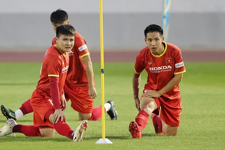 Hùng Dũng (phải) được PTI hỗ trợ 300 triệu đồng điều trị chấn thương. (Ảnh: VFF)