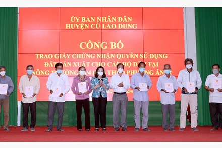 Lãnh đạo Tỉnh ủy Sóc Trăng trao Giấy Quyền sử dụng đất cho các hộ dân.