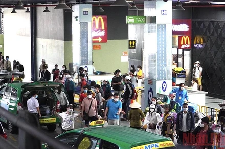 Lượng khách tại Cảng hàng không quốc tế Tân Sơn Nhất ngày càng tăng cao.