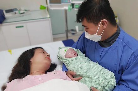 Công dân nhí đầu tiên Xuân Nhâm Dần chào đời tại Bệnh viện Phụ sản Hà Nội.