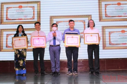 Phó Chủ tịch Ủy ban nhân dân tỉnh Đồng Nai Nguyễn Sơn Hùng trao tặng Bằng khen cho các cá nhân có thành tích xuất sắc trong năm 2021.