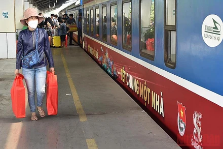 Người lao động thụ hưởng chương trình “Tết chung một nhà” cùng những phần quà chuẩn bị lên chuyến tàu ý nghĩa để trở về quê hương đón Tết.