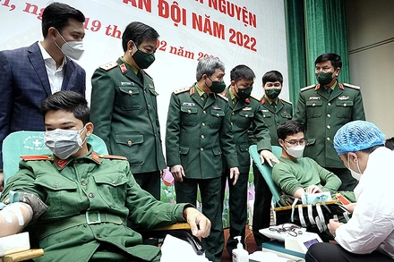 Thượng tướng Đỗ Căn cùng Bí thư Trung ương Đoàn Nguyễn Minh Triết và đại diện lãnh đạo các đơn vị trong quân đội động viên các cán bộ, chiến sĩ trẻ tại chương trình hiến máu tình nguyện.