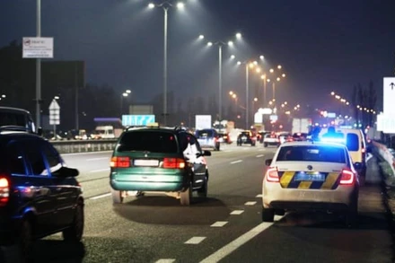 Dòng xe rời khỏi thủ đô Kiev của Ukraine khi Nga mở chiến dịch ở vùng Donbass. (Nguồn: Getty)