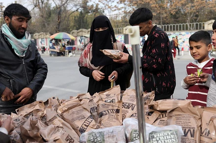Mua đồ ăn tại Kabul, Afganistan tháng 11/2021. Ảnh: Reuters