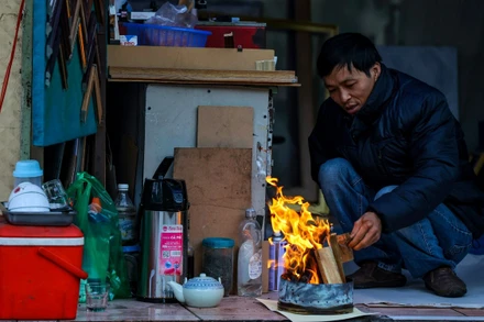 Người Hà Nội đốt lửa sưởi ấm giữa ban ngày trong đợt rét kỷ lục