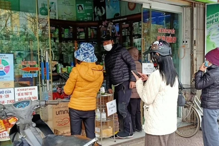 Người dân mua kit test Covid-19 tại một hiệu thuốc trên đường Lý Bôn (thành phố Thái Bình)